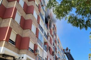 Una autoescalera intenta llegar a la altura de la vivienda siniestrada